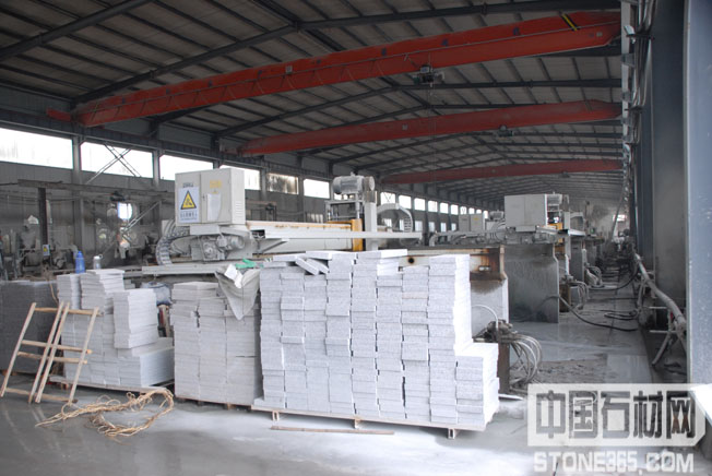 石材厂有序整齐加工石材